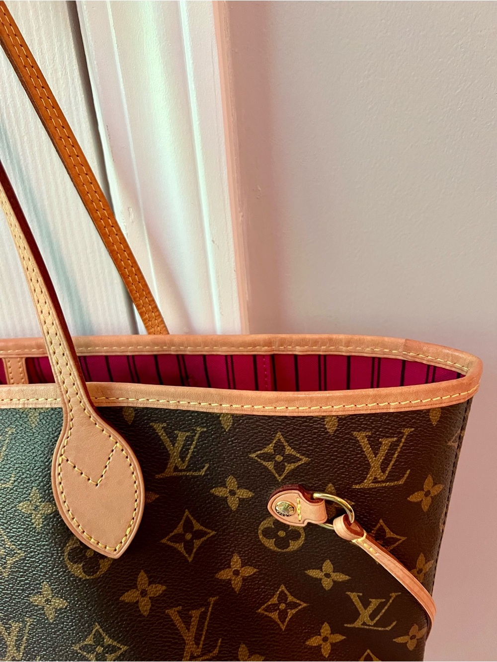 LOUIS VUITTON Neverfull MM Tote Bag Purse Monogram MSRP $2,170 Cherry Interior - Picture 5 of 17